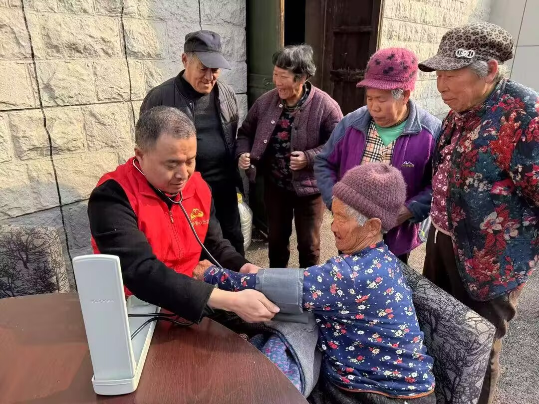 妙手仁心暖山乡，义诊传递爱与健康