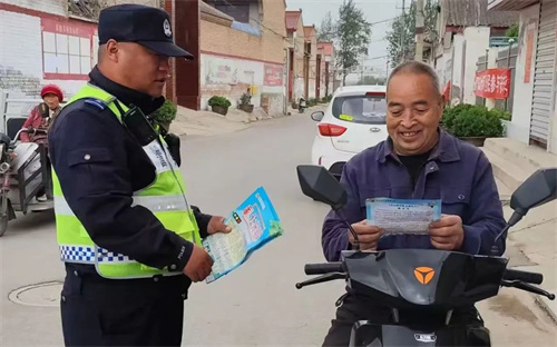 【夏季交通安全宣传】【美丽乡村行】侯马交警进农村：交通安全与防“黄牛”同行