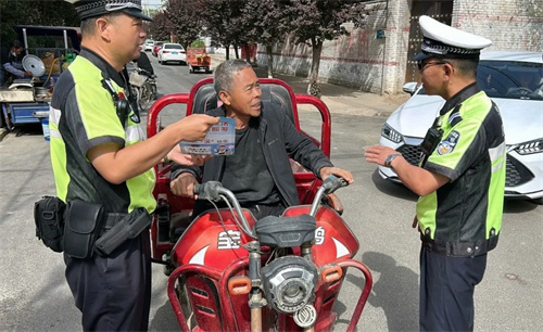 【夏季交通安全宣传】【美丽乡村行】侯马交警进农村，集市宣传护平安