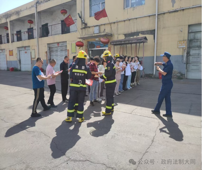 山西省大同市公安局内保分局红石崖派出所联合辖区企业开展消防应急实战演练