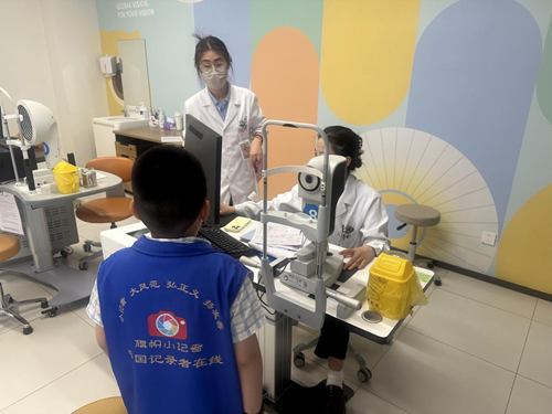 旗帜小记者走进爱尔眼科医院 开启“眼科小医生”职业体验之旅(图4)