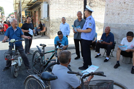 【安全生产月宣传】【美丽乡村行】侯马交警为“银发族”送交通安全+防骗“双保险”