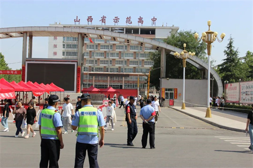 【护航高考 交警同行】侯马交警坚守高考最后一天，护航与宣传并行