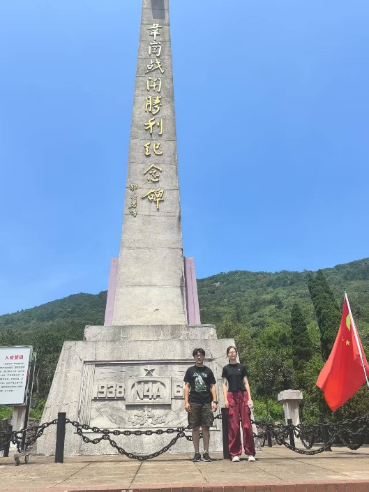 丹旌映史铸军魂： 南师大马院学子瞻仰韦岗战斗胜利纪念碑
