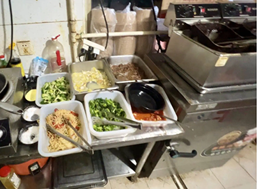 外卖员曝光小作坊：外卖档口隔间内徒手做蛋包饭
