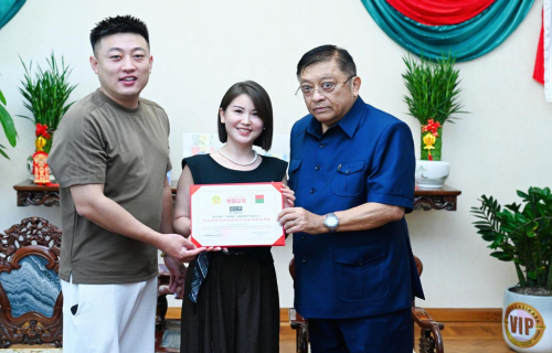 从农村宝妈逆袭成百万导师——“东晨密都”喜获马达加斯加驻华大使馆指定用品殊荣