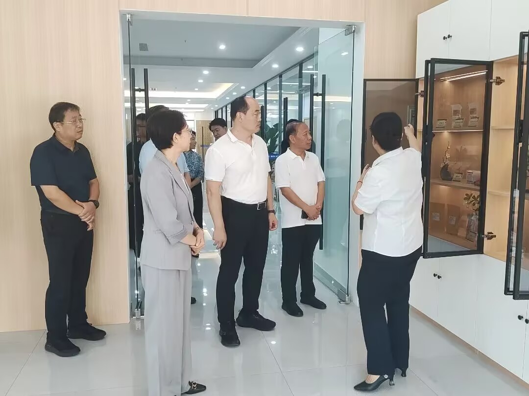淄博市副市长边江风调研张店区中医院银发经济活力街区中医康复馆(图2) 淄博市副市长边江风调研张店区中医院银发经济活力街区中医康复馆(图2)