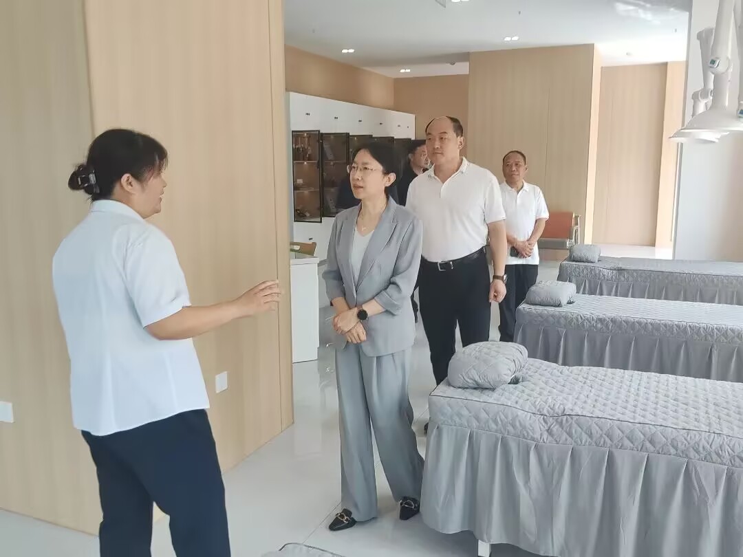 淄博市副市长边江风调研张店区中医院银发经济活力街区中医康复馆(图3) 淄博市副市长边江风调研张店区中医院银发经济活力街区中医康复馆(图3)