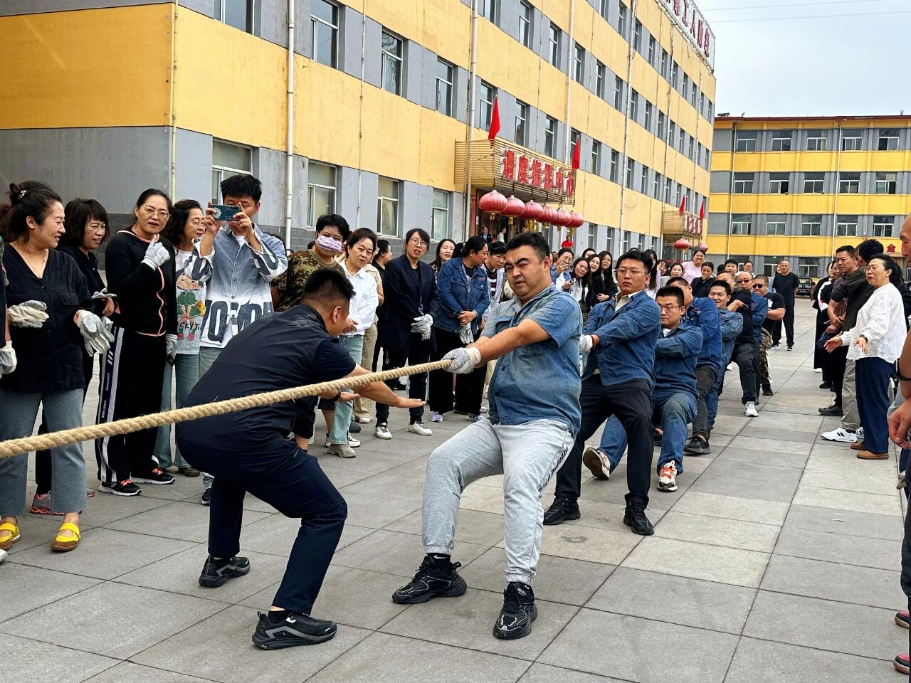 挖金湾煤业公司工会举办2025年职工拔河比赛