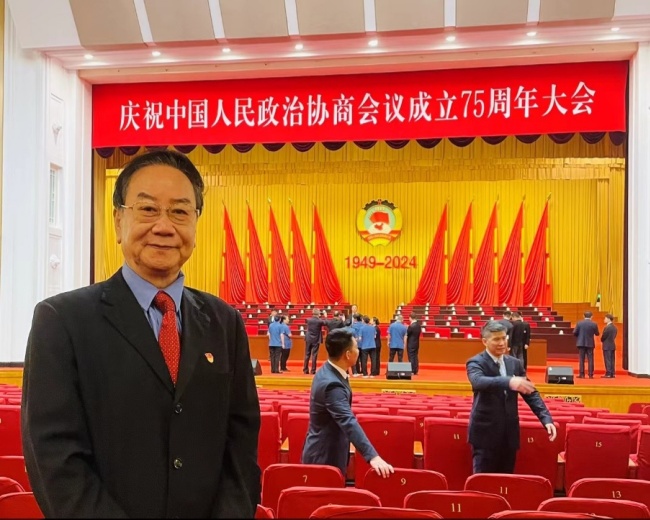 笔耕政文两辉煌：评李松晨的多重人生维度