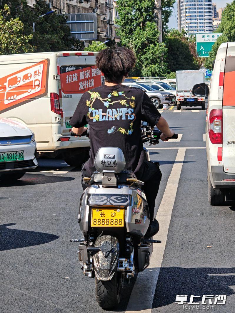 网购电动自行车“8888888”车牌上路，罚！