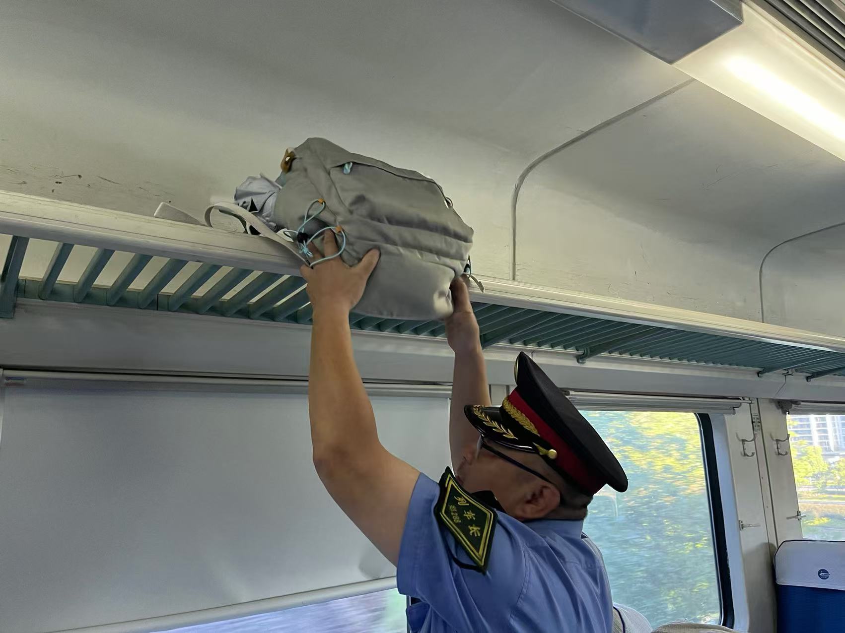 列车工作人员暖心守护-旅客遗失笔记本电脑完璧归赵