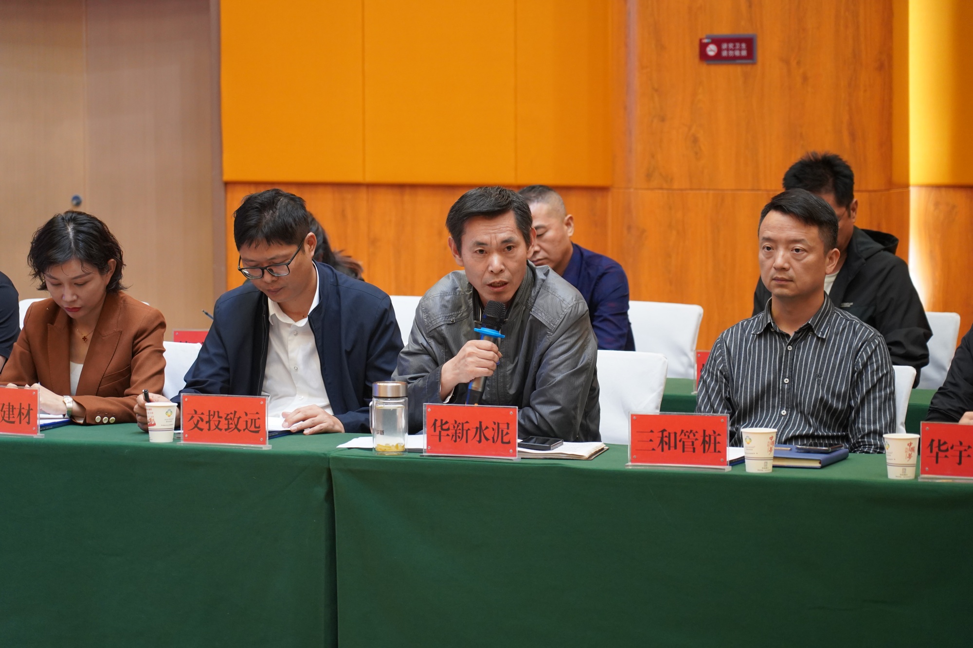 企业代表踊跃发言 