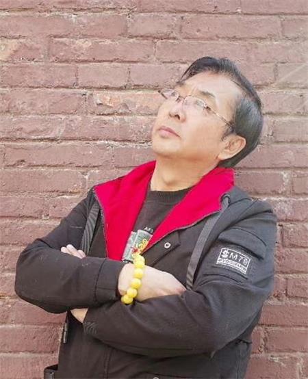 先锋派作家王新水墨情怀/在墨韵中坚守艺术先锋内涵