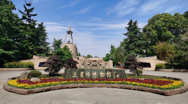  三星堆迎来特殊文化考察团：古文字姓氏书法展公益行与青年学子相遇，生动实践文化传承