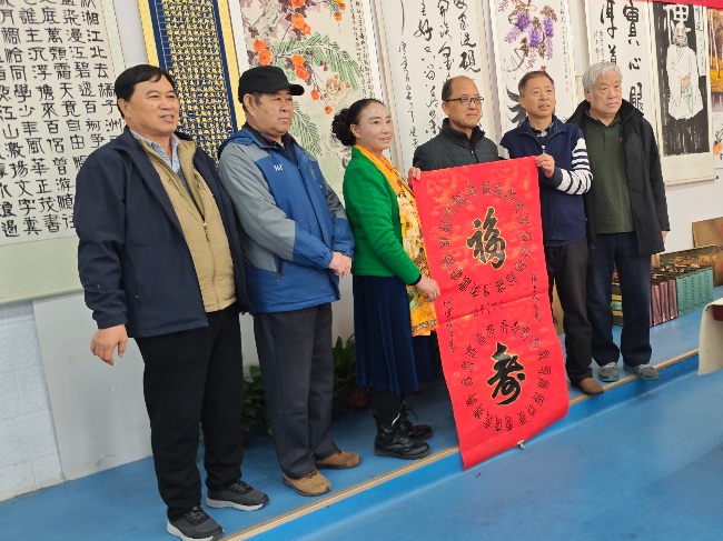 陈香梅世界艺术家协会书画笔会在京举行 17位名家挥毫共绘艺术盛宴     2025年10月8日上午10时，由陈香梅世界艺术家协会主办的“书画艺术交流笔会”在北京盛合体育中心圆满举行。来自全国各地的17(图16)