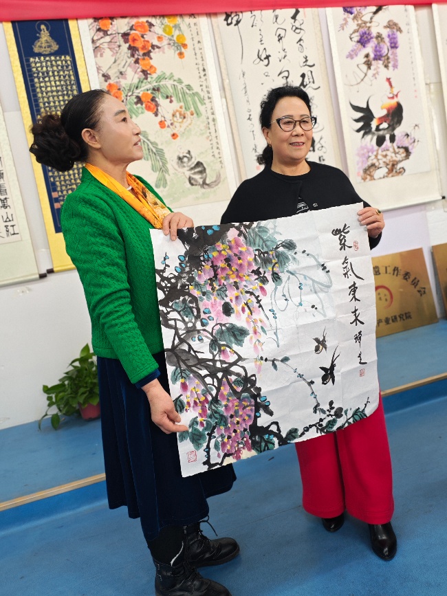 陈香梅世界艺术家协会书画笔会在京举行 17位名家挥毫共绘艺术盛宴     2025年10月8日上午10时，由陈香梅世界艺术家协会主办的“书画艺术交流笔会”在北京盛合体育中心圆满举行。来自全国各地的17(图6)