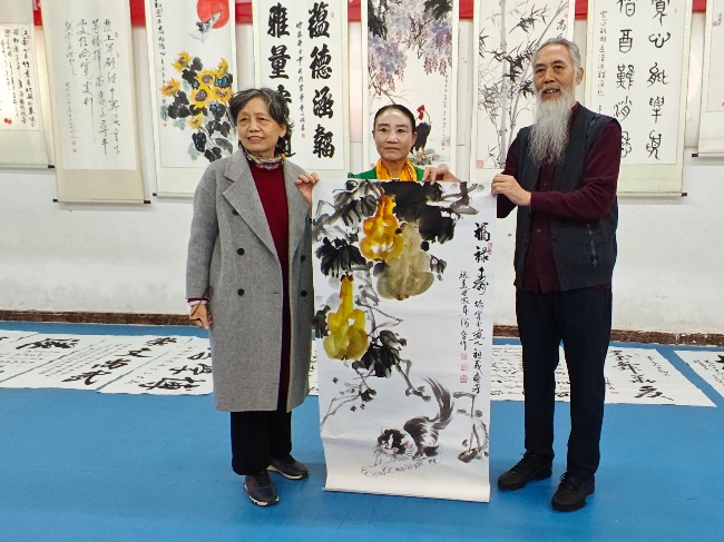 陈香梅世界艺术家协会书画笔会在京举行 17位名家挥毫共绘艺术盛宴     2025年10月8日上午10时，由陈香梅世界艺术家协会主办的“书画艺术交流笔会”在北京盛合体育中心圆满举行。来自全国各地的17(图11)