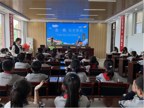 【夏季交通安全宣传】【一盔一带】宣讲入课堂 安全伴童行——侯马交警开展交通安全进校园活动