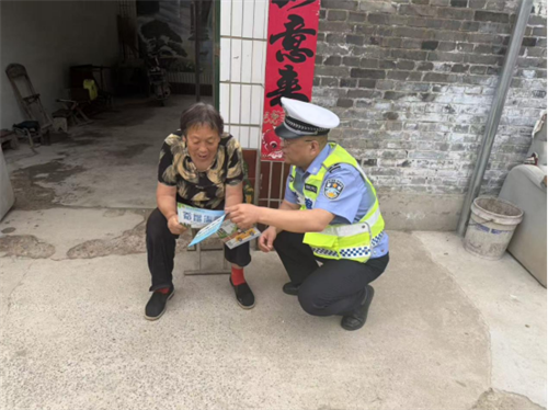 【夏季交通安全宣传】【一老一少】一盔一带守平安 精准宣讲护老小——侯马大队深入农村开展交通安全宣传活动