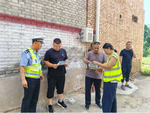 【美丽乡村行】汛期宣传进乡村 安全防线不松懈——侯马交警筑牢农村道路安全屏障