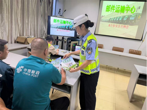 【企业安全警示教育】安全宣讲进邮政 警企携手筑防线——侯马交警深入邮政企业开展交通安全宣传活动
